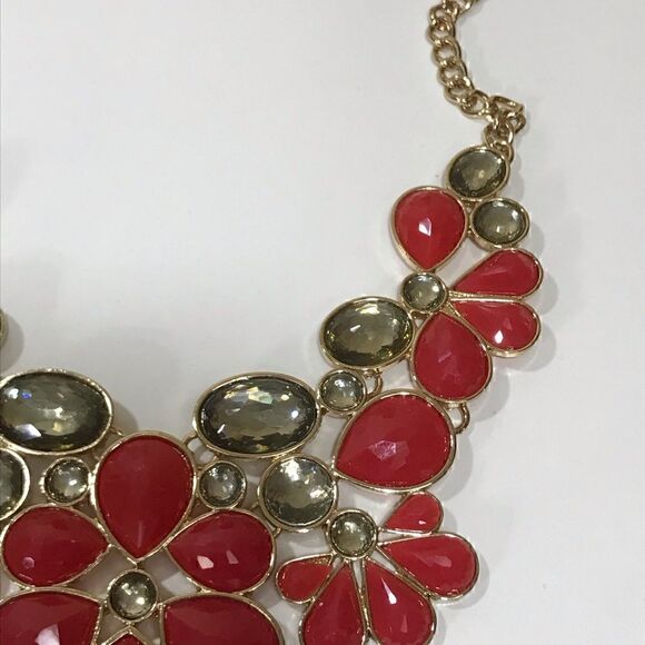 FRANCESCA’s Statement Necklace - Picture 3 of 5